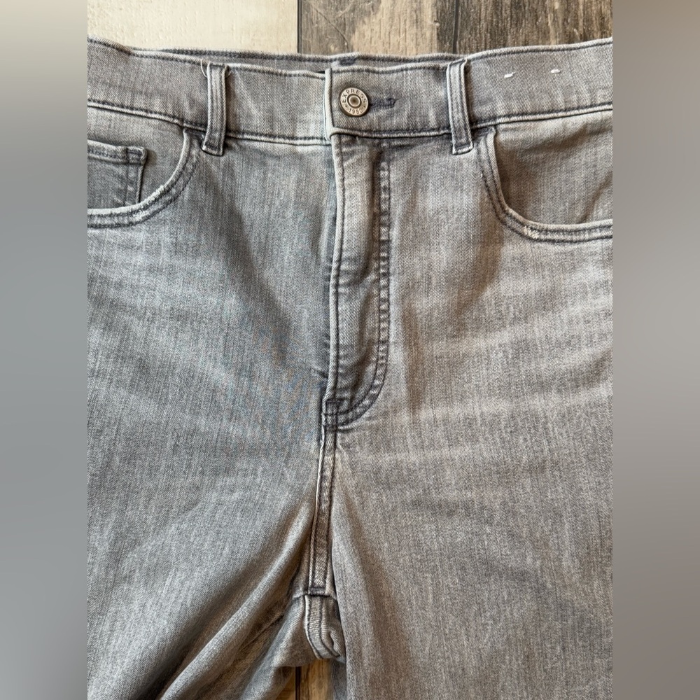Express Women's Light Gray Cropped Straight Jeans - Picture 2 of 5